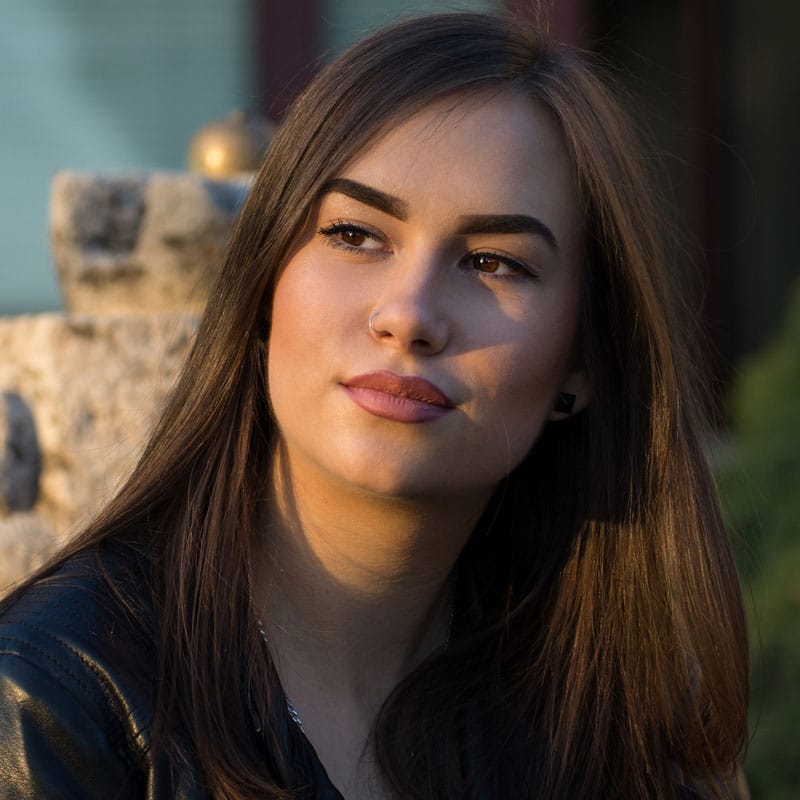 a close up of a woman