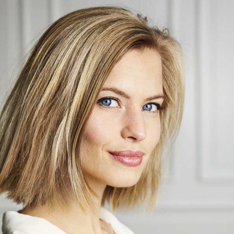 a close up of a woman