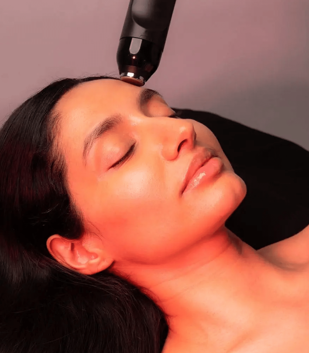 Woman experiencing the lux step during a glow2 facial